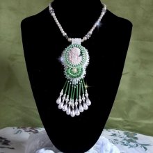 Anhänger Verführung Charme bestickt mit einem Harzcabochon einer Frau mit Rosen, Swarovski-Kristallen und verschiedenen Perlen